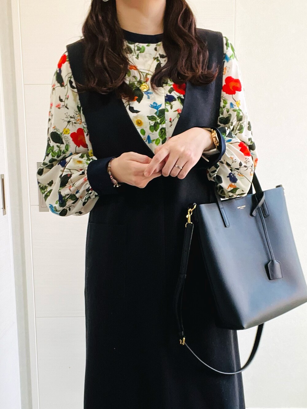 ホワイト系のシャツ/ブラウス、ブラック系のスカート、ブラック系のトートバッグを着用したレディースの秋コーディネートの2枚目の写真