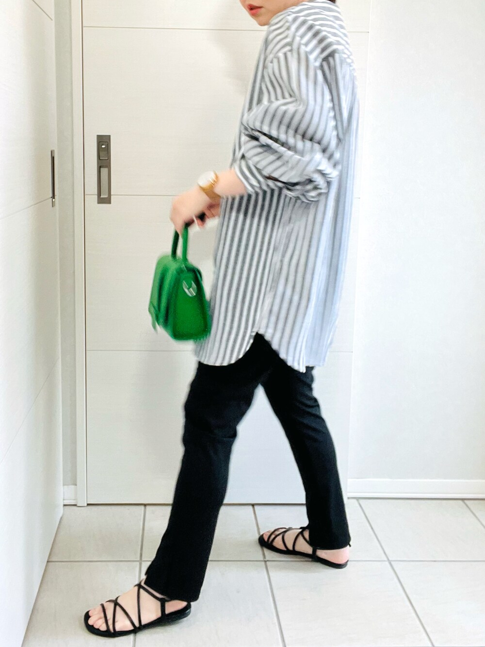 ブラック系のシャツ/ブラウス、ブラック系のその他パンツ、ブラック系のサンダルを着用したレディースの春コーディネートの3枚目の写真