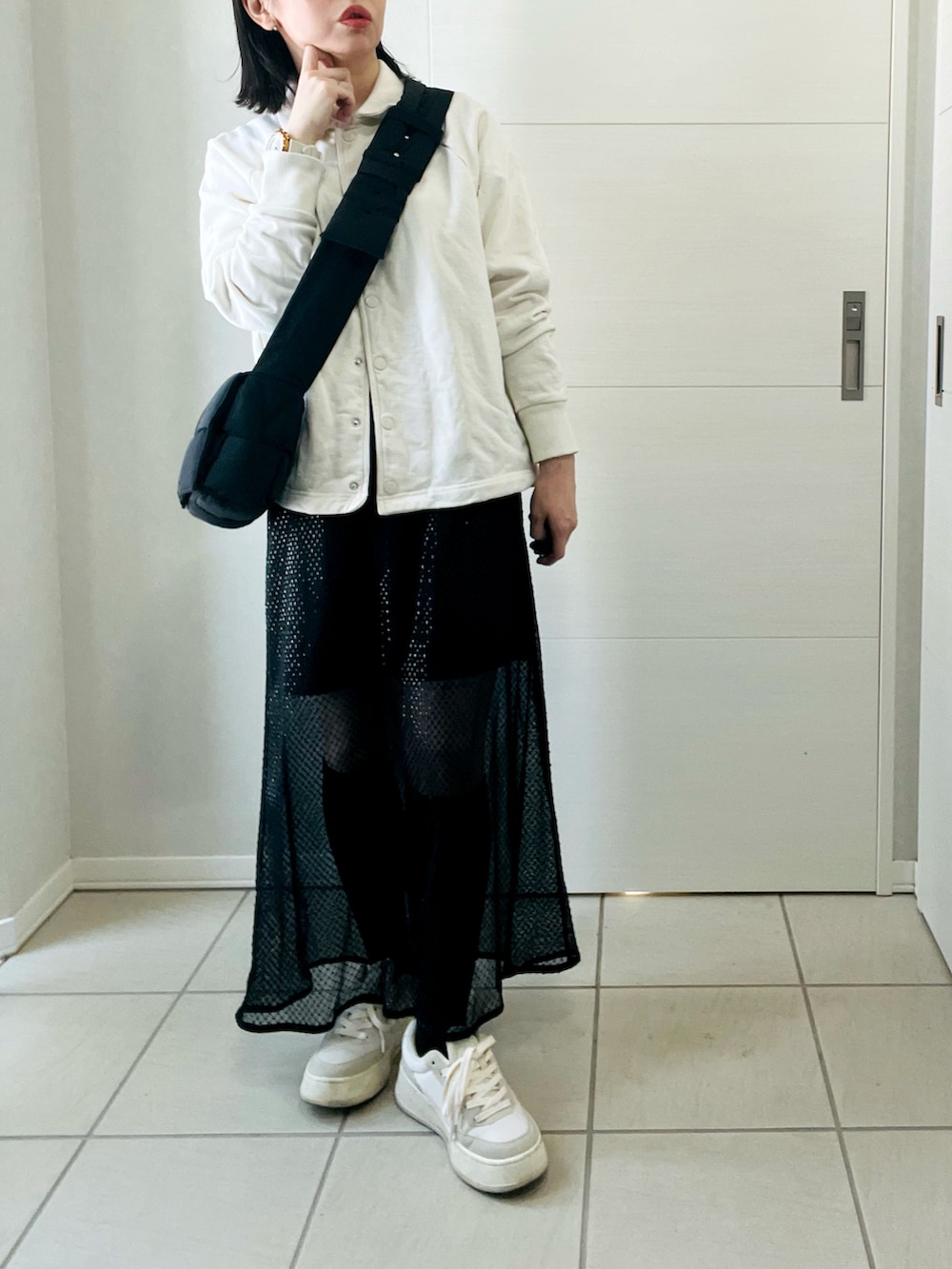 「春服、春コーデ、春、オトナ女子、シンプルコーデ、モノトーン、スカートスタイル、ハイソックス、低身長、低身長コーデ、低身長女子、フレッドペリー、FRED PERRY」｜「FRED PERRYの[FRED PERRY/フレッドペリー] ラグランスリーブスウェットカーディガン（スウェット、ホワイト系）」を使った、❁⃘asa❁⃘さん（レディース・150cm）の冬コーディネートの4枚目の写真