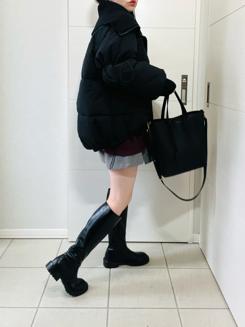 ブラック系のダウンジャケット/コート、レッド系のスウェット、グレー系のその他パンツを着用したレディースの冬コーディネートの5枚目の写真