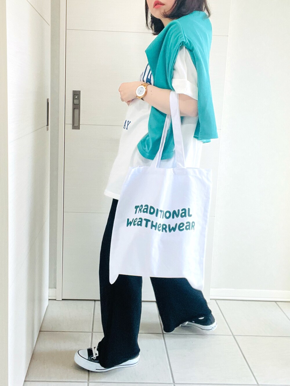 「オトナカジュアル、オトナ女子、JOHN'S CLOSET、ジョンズクローゼット、Red Cap Girl、プリントT、スウェットパンツ、ロゴトート、converse、コンバース、低身長、低身長コーデ、低身長女子、グリーン、シンプル」|「Red Cap Girlの【a-r】〔Red Cap Girl/レッドキャップガール〕天竺フロントプリント"SITTING GIRL" Tシャツ(Tシャツ/カットソー、ホワイト系)」を使った、❁⃘asa❁⃘さん(レディース・150cm)の春コーディネートの5枚目の写真