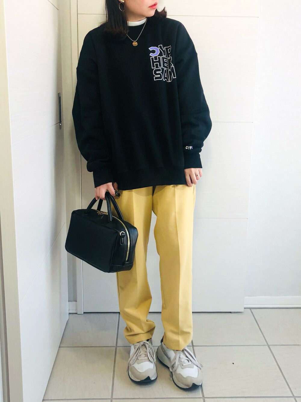 「私の推しブランド、冬コーデ、シンプル、オトナ女子、サイファーサム、サイファー、CYPHER3、CYPHER、韓国ファッション、ストリートカジュアル、低身長、低身長コーデ、低身長女子、カラーパンツ、ロゴスウェット」｜「CYPHER3の【60】CYPHER3/サイファーサム Duality <C> Logo Sweat（スウェット、ブラック系）」を使った、❁⃘asa❁⃘さん（レディース・150cm）の冬コーディネートの3枚目の写真