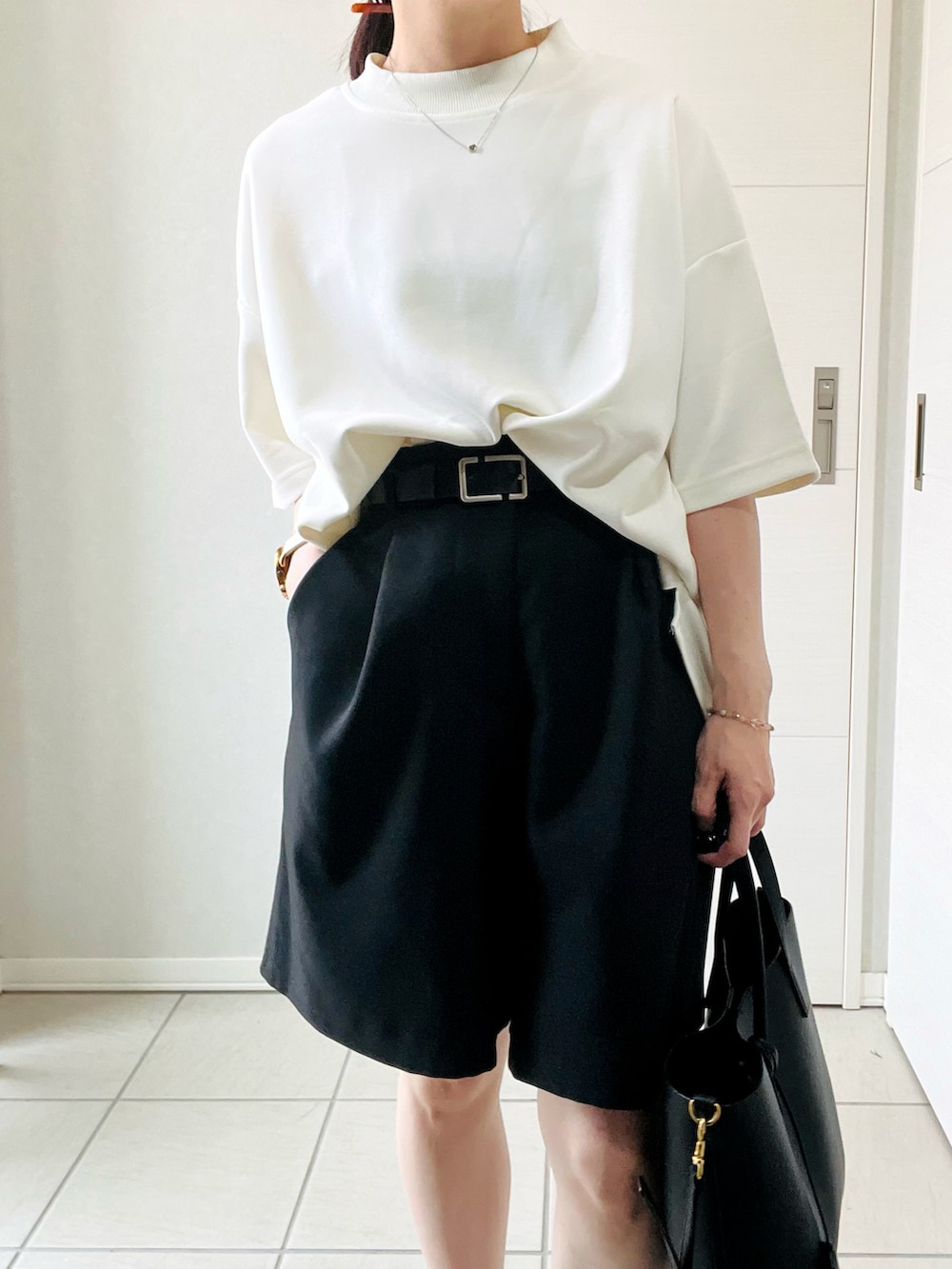 ホワイト系のTシャツ/カットソー、ブラック系のその他パンツ、ブラック系のバレエシューズを着用したレディースの夏コーディネートの2枚目の写真