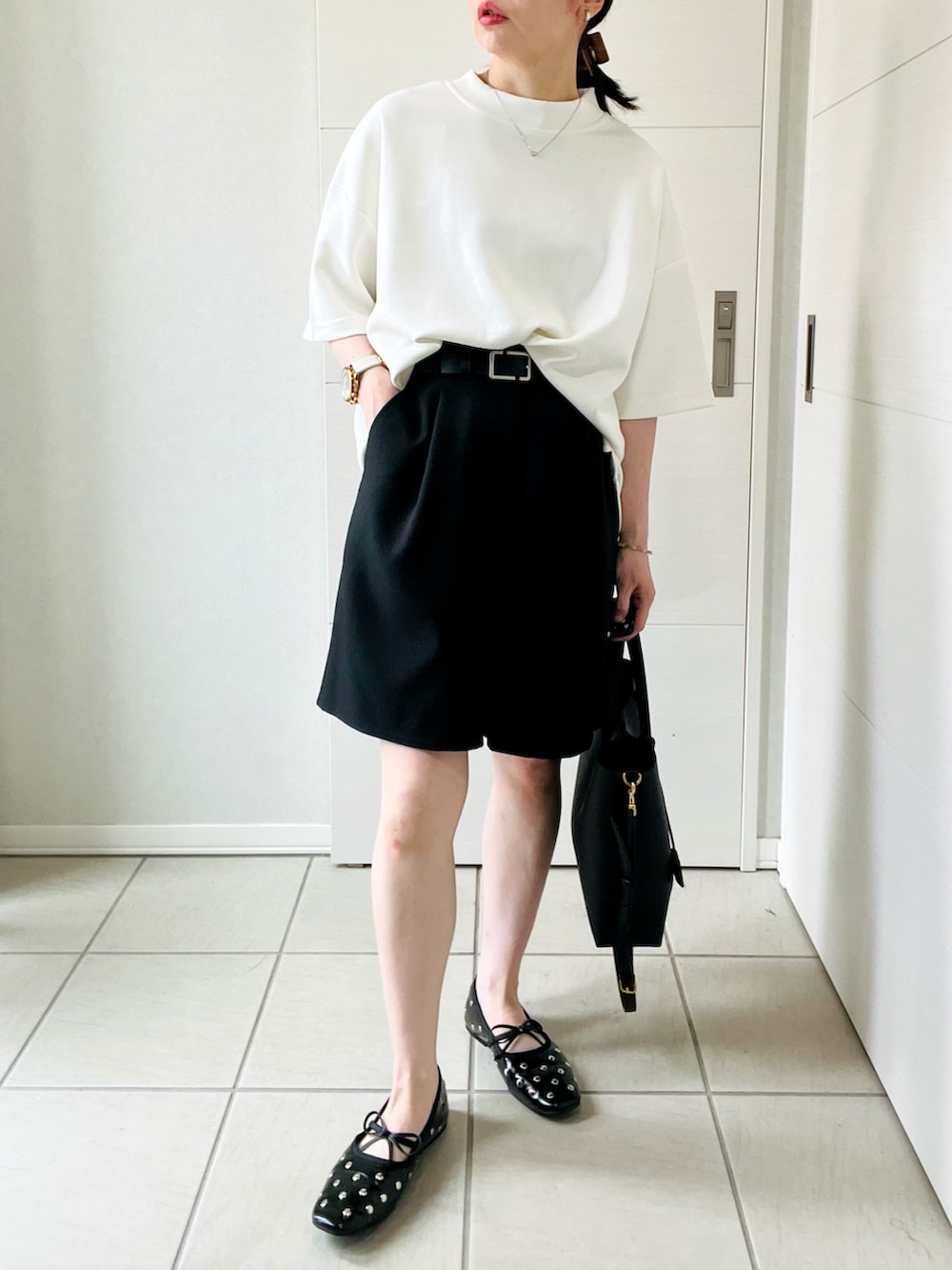 ホワイト系のTシャツ/カットソー、ブラック系のその他パンツ、ブラック系のバレエシューズを着用したレディースの夏コーディネートの4枚目の写真