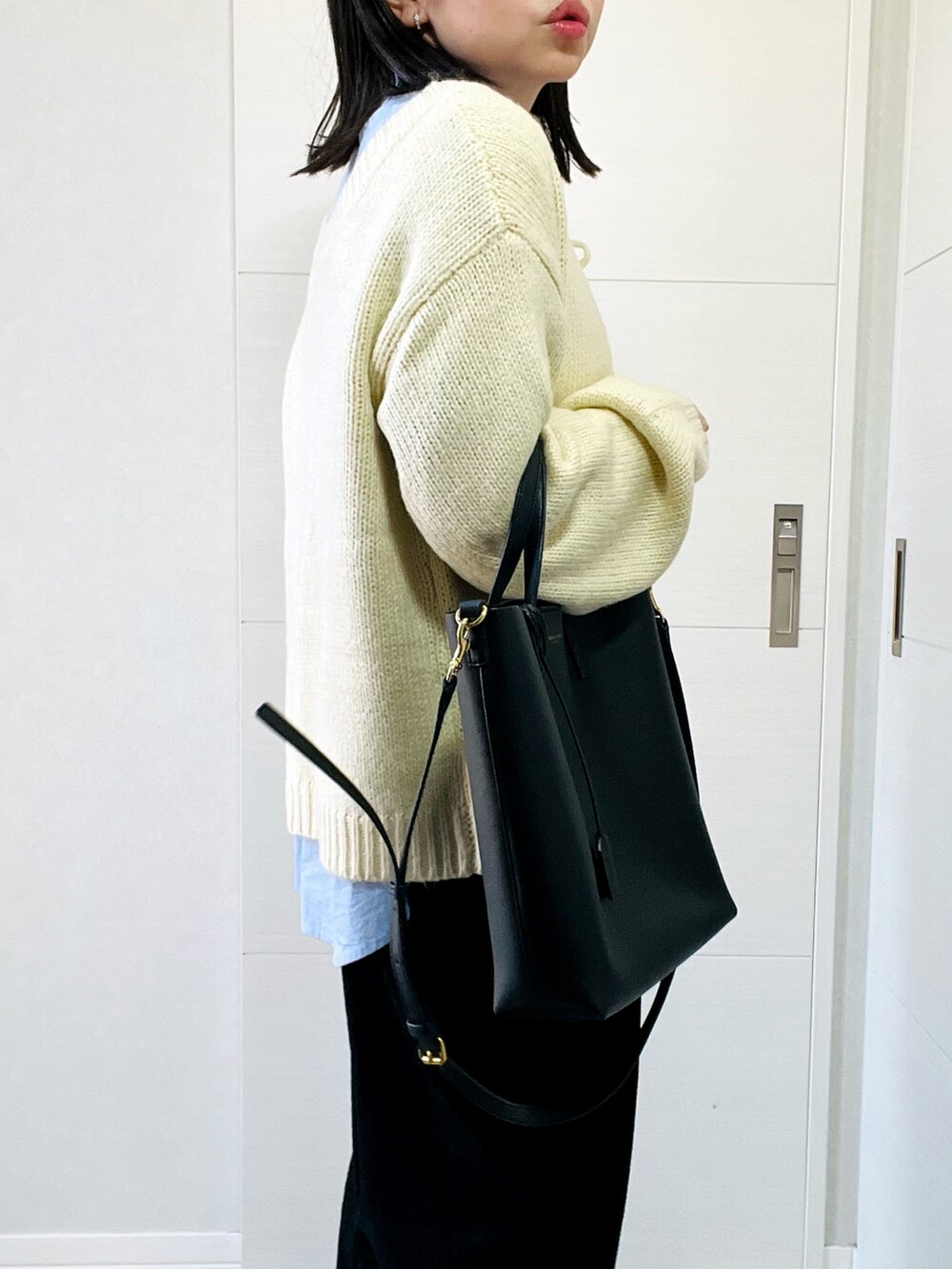 「クリスマスに着たい服、冬服、オトナカジュアル、ニットカーディガン、秋冬コーデ、レイヤードスタイル、レイヤードコーデ、ブラウス、オトナ女子、襟付きトップス、ショートブーツ、スカートスタイル、低身長、低身長コーデ、低身長女子」｜「Crispの2wayリボンニットカーディガン[c1R3550]（カーディガン/ボレロ、ホワイト系）」を使った、❁⃘asa❁⃘さん（レディース・150cm）の冬コーディネートの3枚目の写真