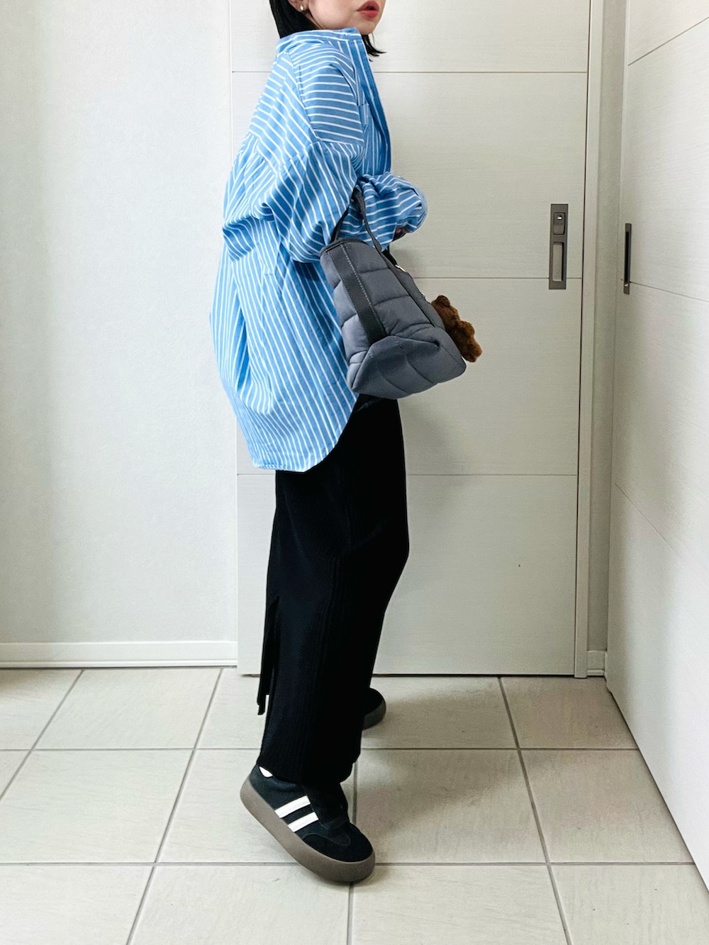 ブルー系のシャツ/ブラウス、グレー系のスウェット、ブラック系のスカートを着用したレディースの春コーディネートの5枚目の写真