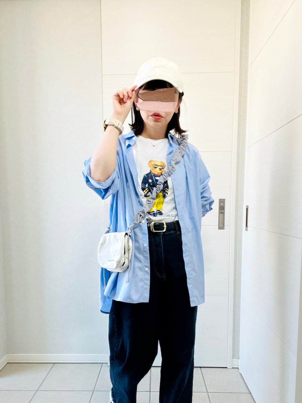 ブルー系のシャツ/ブラウス、ホワイト系のTシャツ/カットソー、ブルー系のデニムパンツを着用したレディースの夏コーディネートの4枚目の写真