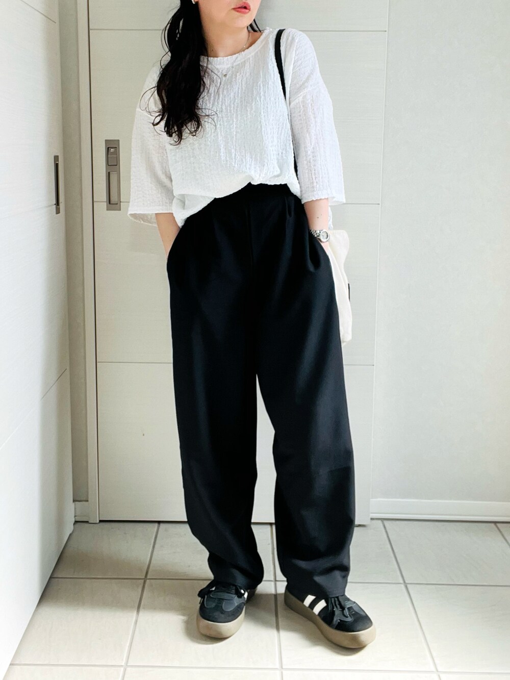 「オトナカジュアル、休日スタイル、ゆるコーデ、オトナ女子、シンプルスタイル、ラクチンコーデ、モノトーン、初夏コーデ、reca、recaコーデ、reca_zozotown、レカ(reca)、低身長、低身長コーデ、低身長女子」｜「recaのカットシャーリングデザイン半袖プルオーバー（シャツ/ブラウス、ホワイト系）」を使った、❁⃘asa❁⃘さん（レディース・150cm）の春コーディネートの3枚目の写真