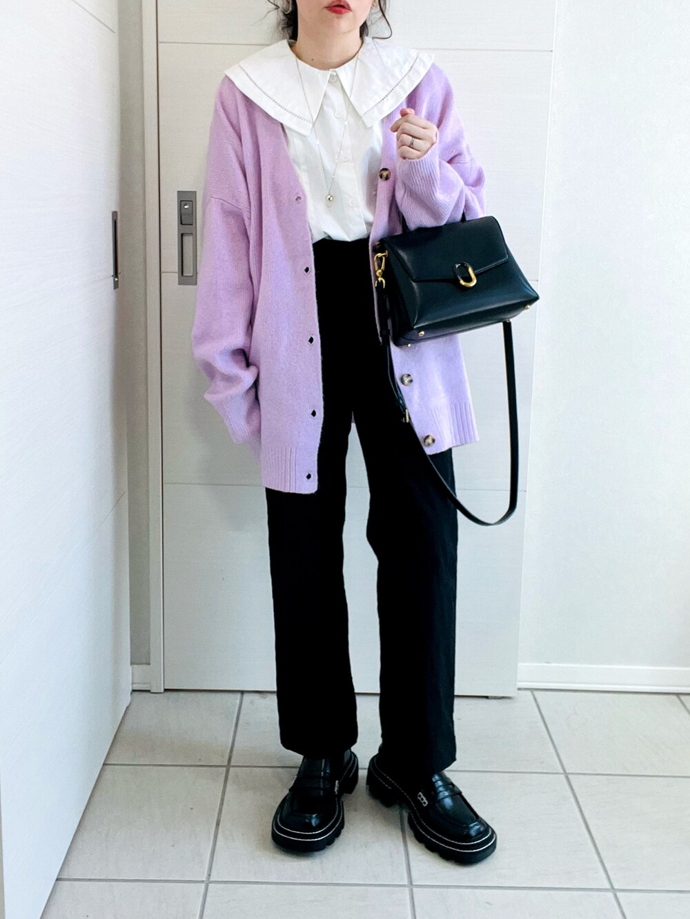 ホワイト系のシャツ/ブラウス、パープル系のカーディガン/ボレロ、ブラック系のその他パンツを着用したレディースの春コーディネートの2枚目の写真