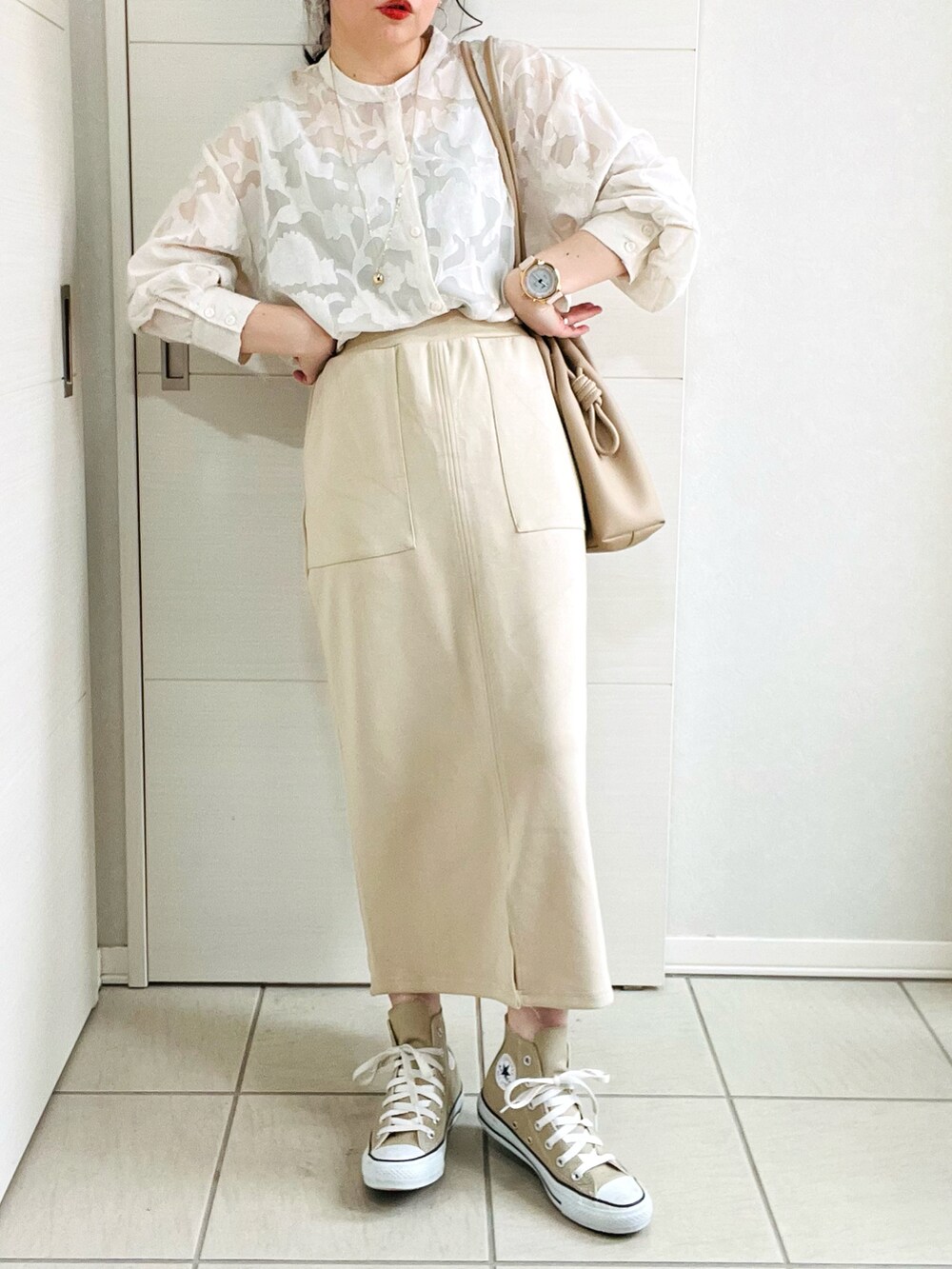 ホワイト系のシャツ/ブラウス、ベージュ系のセットアップ、ベージュ系のスニーカーを着用したレディースの春コーディネートの3枚目の写真