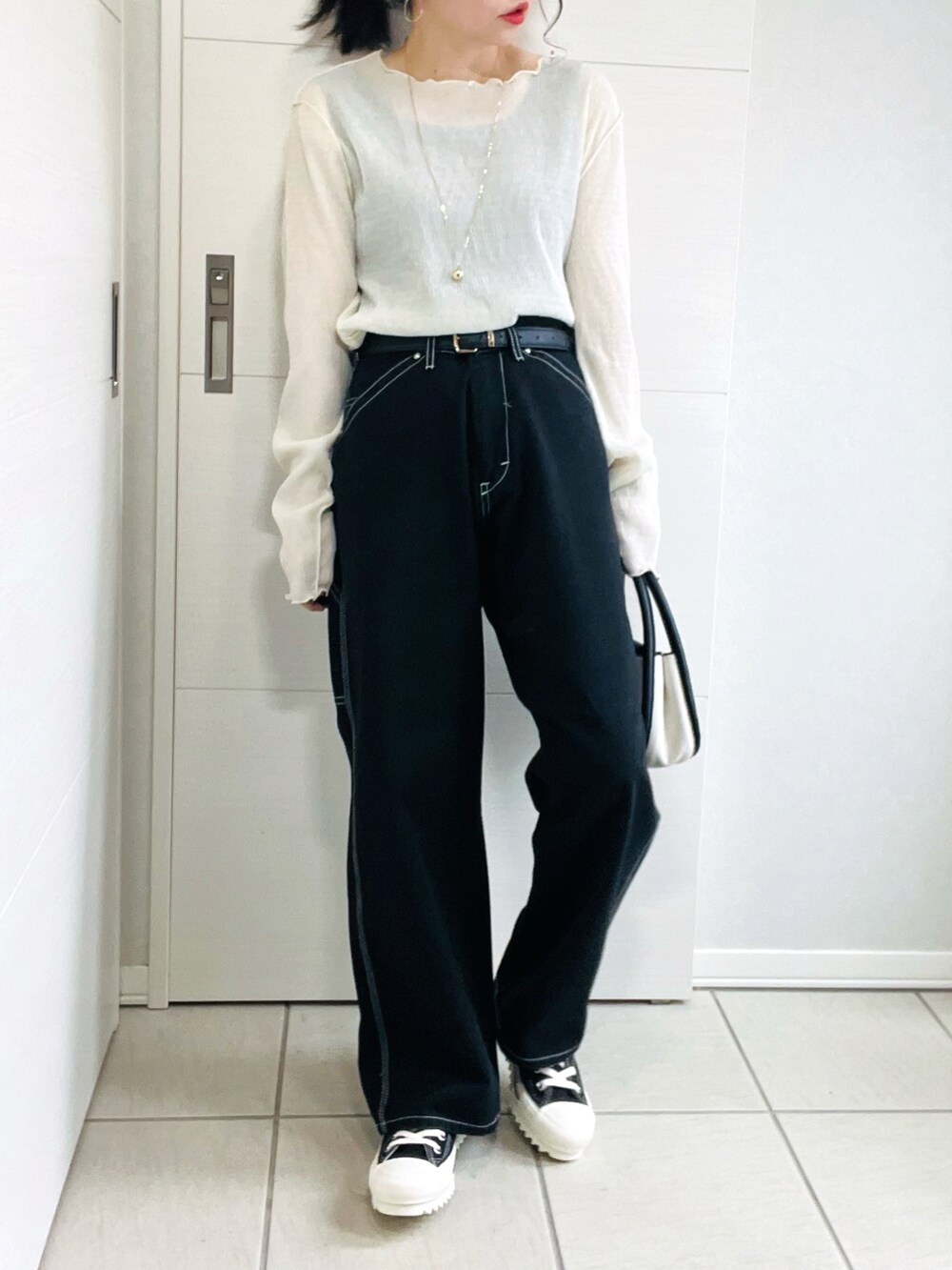 「カジュアル、大人カジュアル、シンプルスタイル、シンプルコーデ、ootd、LEE、Lee、leejapan、ペインターパンツ、モノトーン、モノトーンコーデ、低身長、低身長コーデ、低身長女子、converse」｜「Leeの【ワークパンツの新定番】Lee/リー【X-LINE】マルチカラー　ワイドカラーペインターパンツ（デニムパンツ、ブラック系）」を使った、❁⃘asa❁⃘さん（レディース・150cm）の秋コーディネートの2枚目の写真