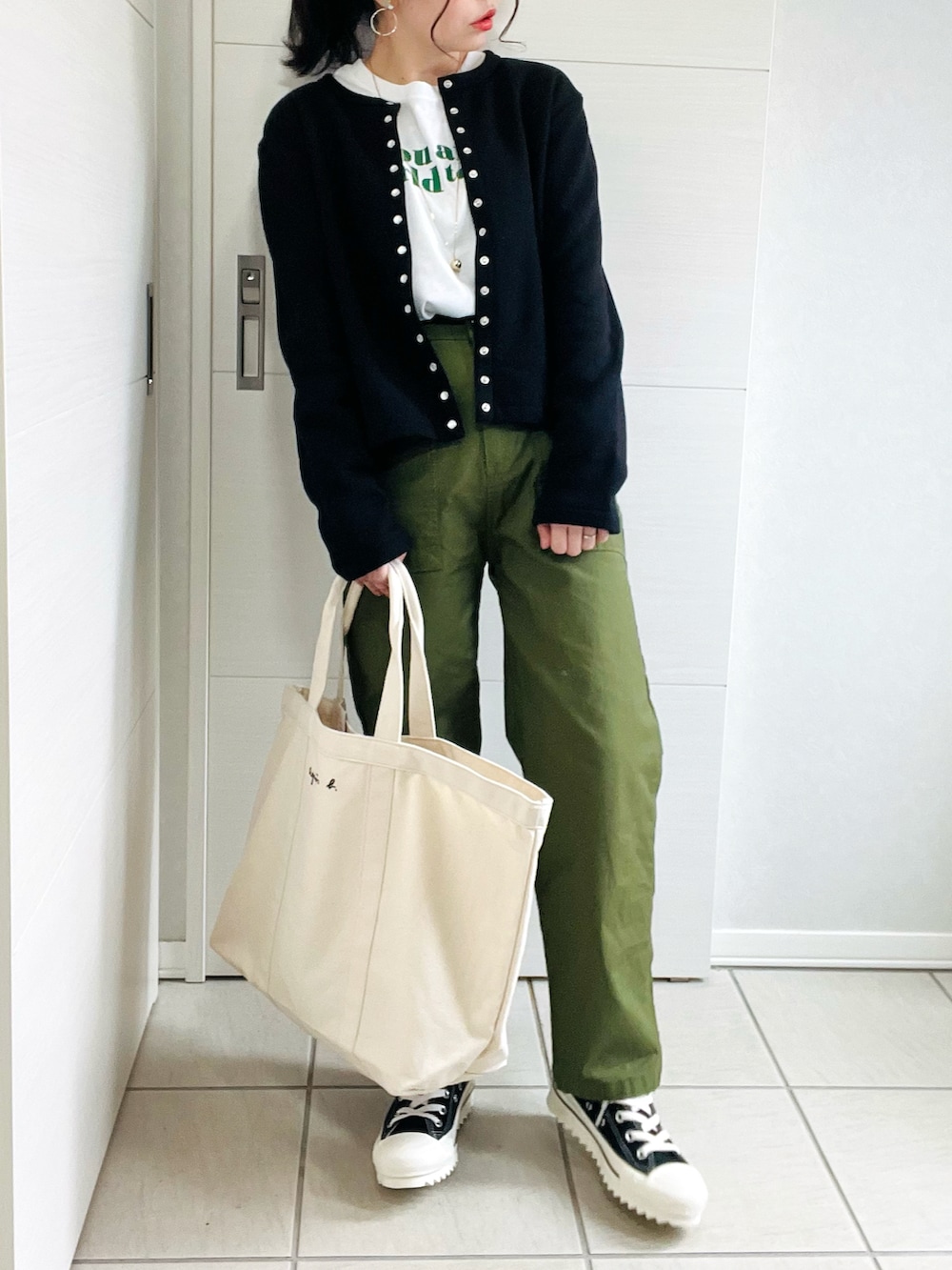 「アニエスベー、agnesb、カーディガン、オトナ女子、秋コーデ、秋ルック紹介するよ、ベイカーパンツ、カーキパンツ、カーキ×黒、パンツスタイル、秋、ロゴT、低身長、低身長コーデ、低身長女子」｜「agnes b.のM001 CARDIGAN カーディガンプレッション（カーディガン/ボレロ、ブラック系）」を使った、❁⃘asa❁⃘さん（レディース・150cm）の秋コーディネートの2枚目の写真