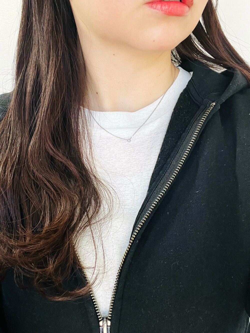 ブルー系のデニムパンツ、ホワイト系のスニーカー、ブラック系のショルダーバッグを着用したレディースの春コーディネートの3枚目の写真