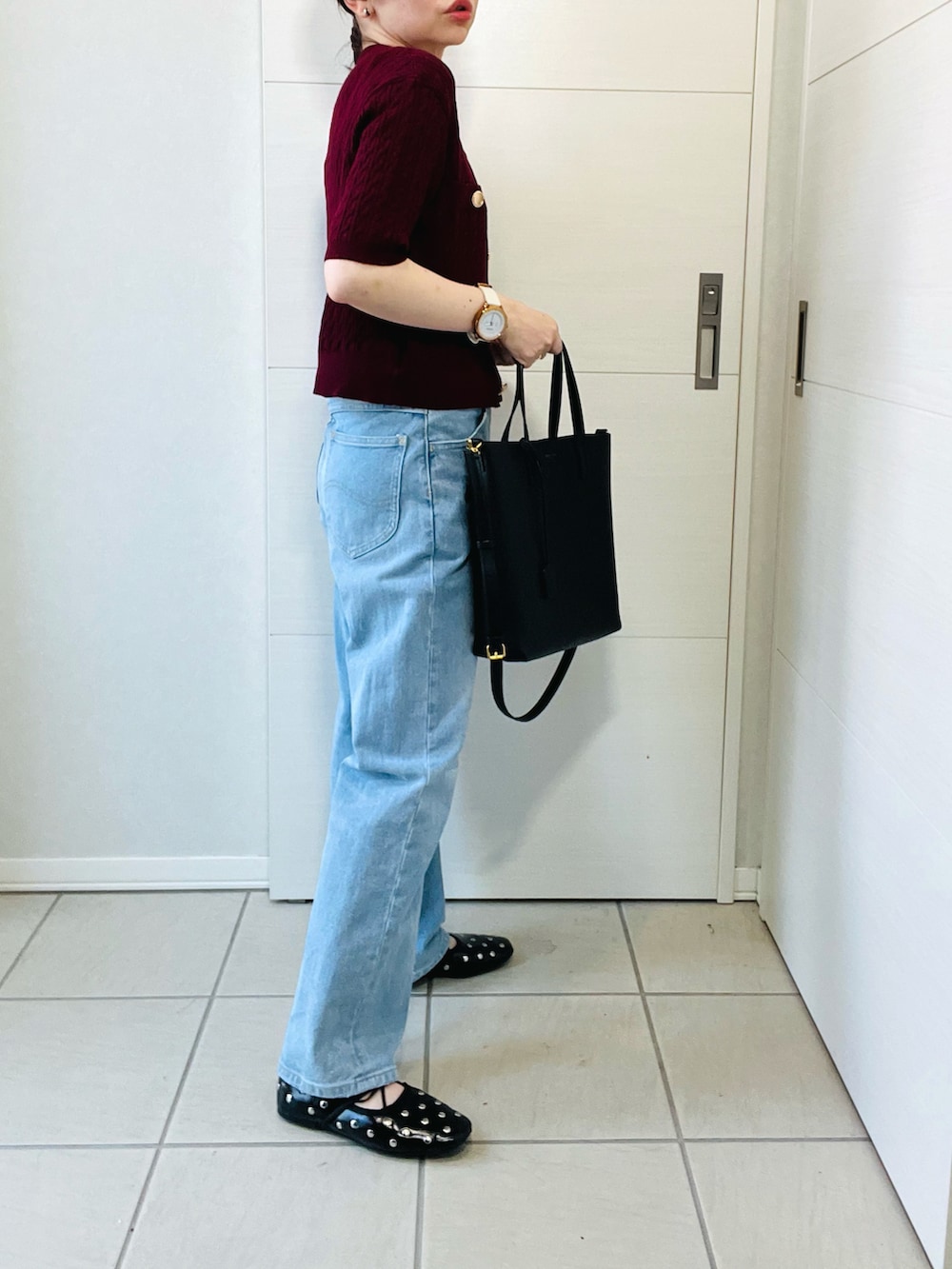 レッド系のカーディガン/ボレロ、ブラック系のバレエシューズ、ブルー系のデニムパンツを着用したレディースの夏コーディネートの5枚目の写真