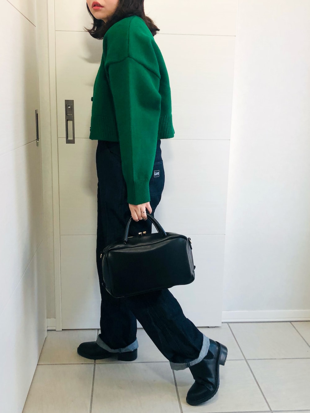 グリーン系のカーディガン/ボレロ、ブルー系のセットアップ、ブラック系のブーツを着用したレディースの冬コーディネートの3枚目の写真