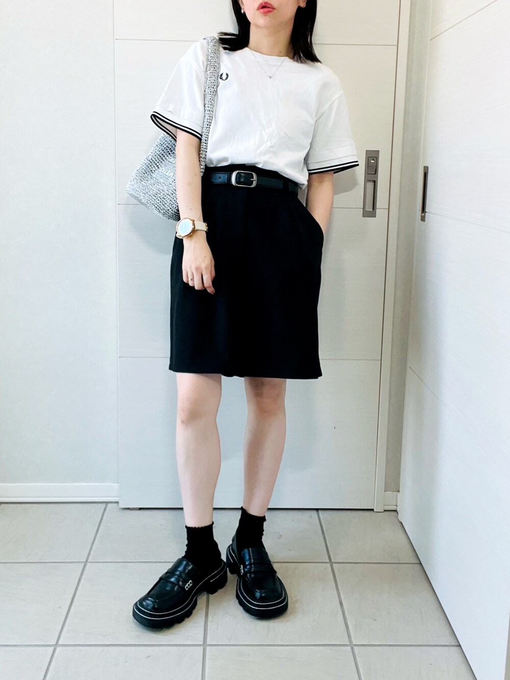 ブラック系のその他パンツ、ホワイト系のTシャツ/カットソー、シルバー系のショルダーバッグを着用したレディースの夏コーディネートの4枚目の写真