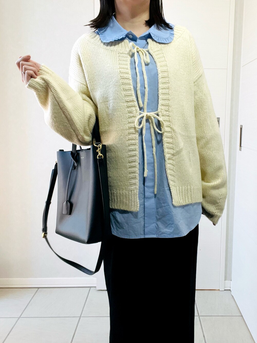 「クリスマスに着たい服、冬服、オトナカジュアル、ニットカーディガン、秋冬コーデ、レイヤードスタイル、レイヤードコーデ、ブラウス、オトナ女子、襟付きトップス、ショートブーツ、スカートスタイル、低身長、低身長コーデ、低身長女子」｜「Crispの2wayリボンニットカーディガン[c1R3550]（カーディガン/ボレロ、ホワイト系）」を使った、❁⃘asa❁⃘さん（レディース・150cm）の冬コーディネートの2枚目の写真