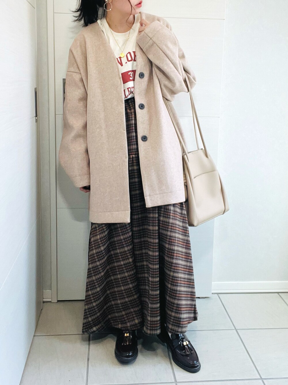 「秋ルック紹介するよ、秋服、秋冬コーデ、大人カジュアル、オトナカジュアル、オトナ女子、コクーンコート、ANGIE VINTAGE、コートスタイル、ゆるコーデ、チェックスカート、タッセルローファー、低身長、低身長コーデ、低身長女子」｜「ANGIEの【2022年新色追加】ノーカラーミドルコクーンコート（ノーカラーコート、ピンク系）」を使った、❁⃘asa❁⃘さん（レディース・150cm）の秋コーディネートの2枚目の写真