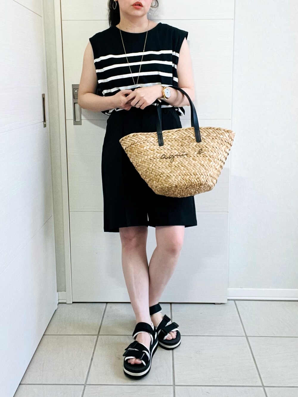 ブラック系のタンクトップ、ブラック系のその他パンツ、ブラック系のサンダルを着用したレディースの夏コーディネートの4枚目の写真