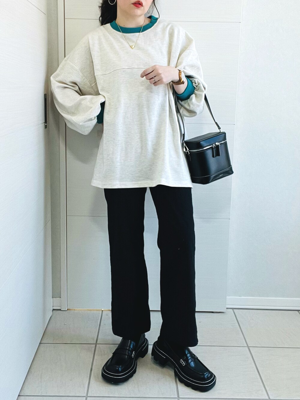 ベージュ系のスウェット、ブラック系のその他パンツ、ブラック系のローファーを着用したレディースの春コーディネートの2枚目の写真