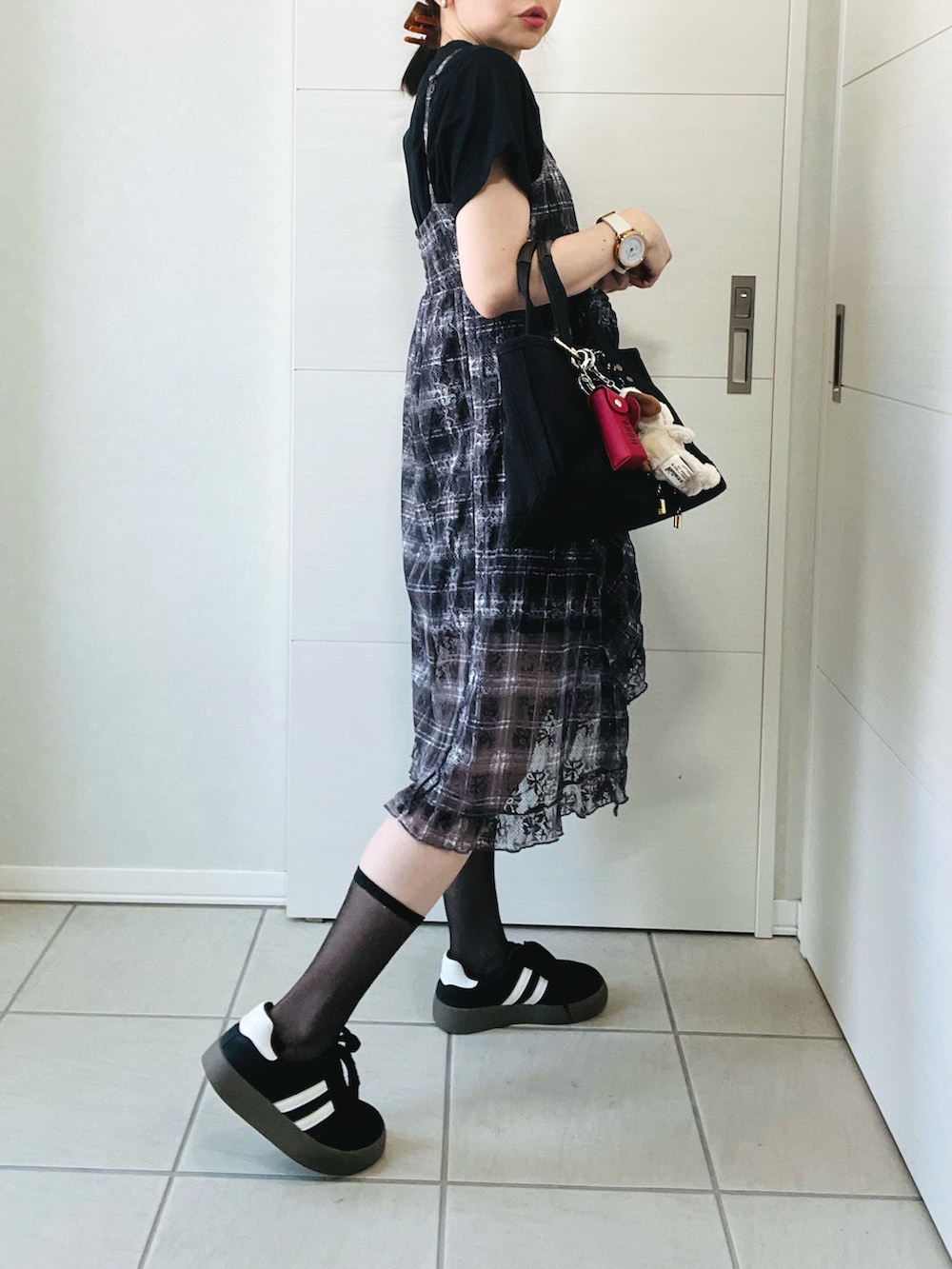 「夏ルックで気分アップ、シアートップス、キャミワンピ、tiptop_pocket、tipコーデ、スニーカー、ソックス、シアー、ブラック、チェック柄、低身長、低身長コーデ、低身長女子」｜「tiptopのレースドロストミニキャミワンピース（ワンピース、ブラック系）」を使った、❁⃘asa❁⃘さん（骨格ストレート・レディース・150cm）の夏コーディネートの5枚目の写真