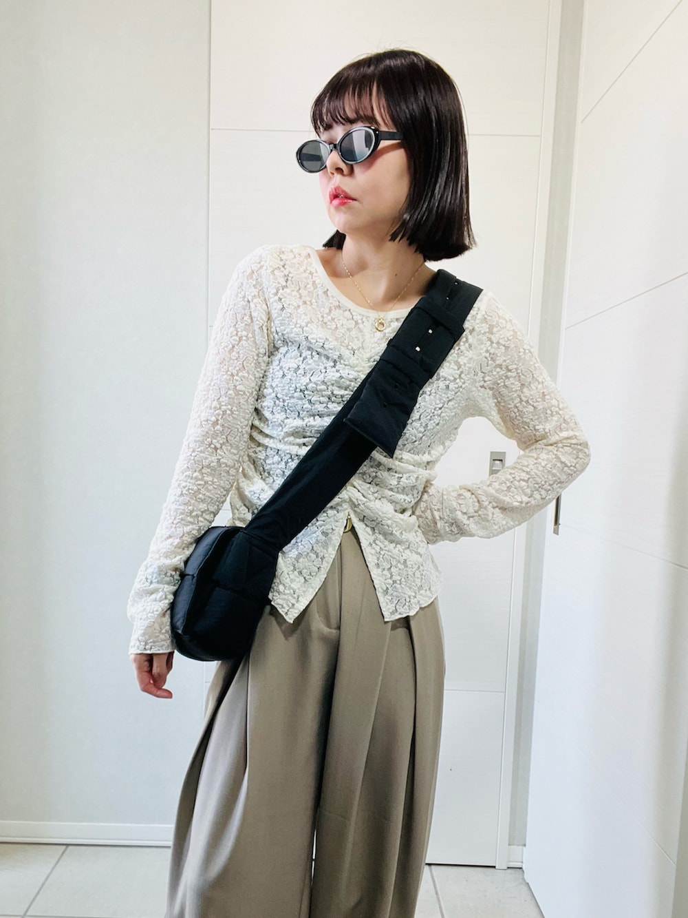 ホワイト系のシャツ/ブラウス、ベージュ系のその他パンツ、ブラック系のローファーを着用したレディースの秋コーディネートの2枚目の写真