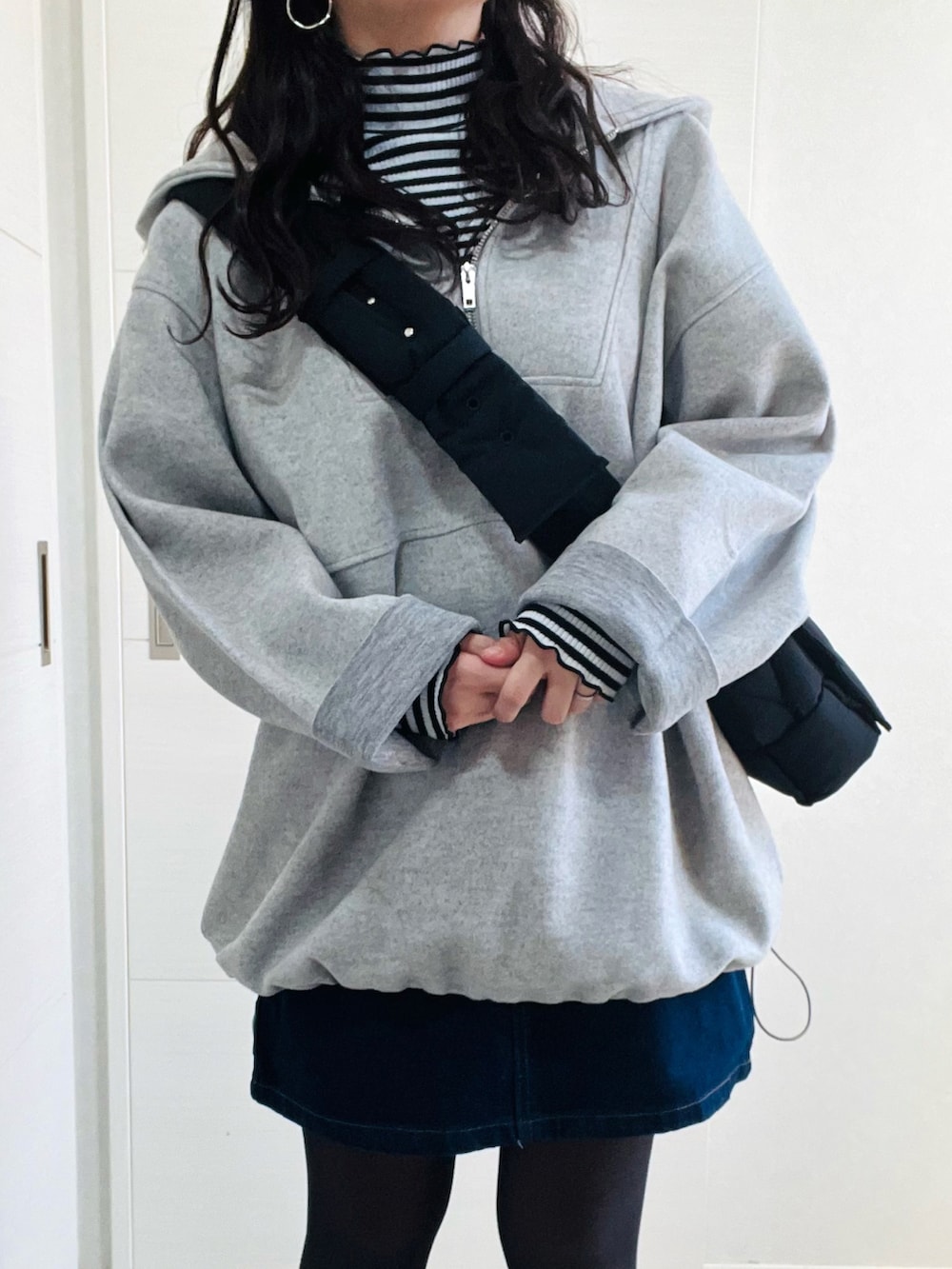 グレー系のパーカー、その他のTシャツ/カットソー、ブルー系のデニムスカートを着用したレディースの冬コーディネートの2枚目の写真