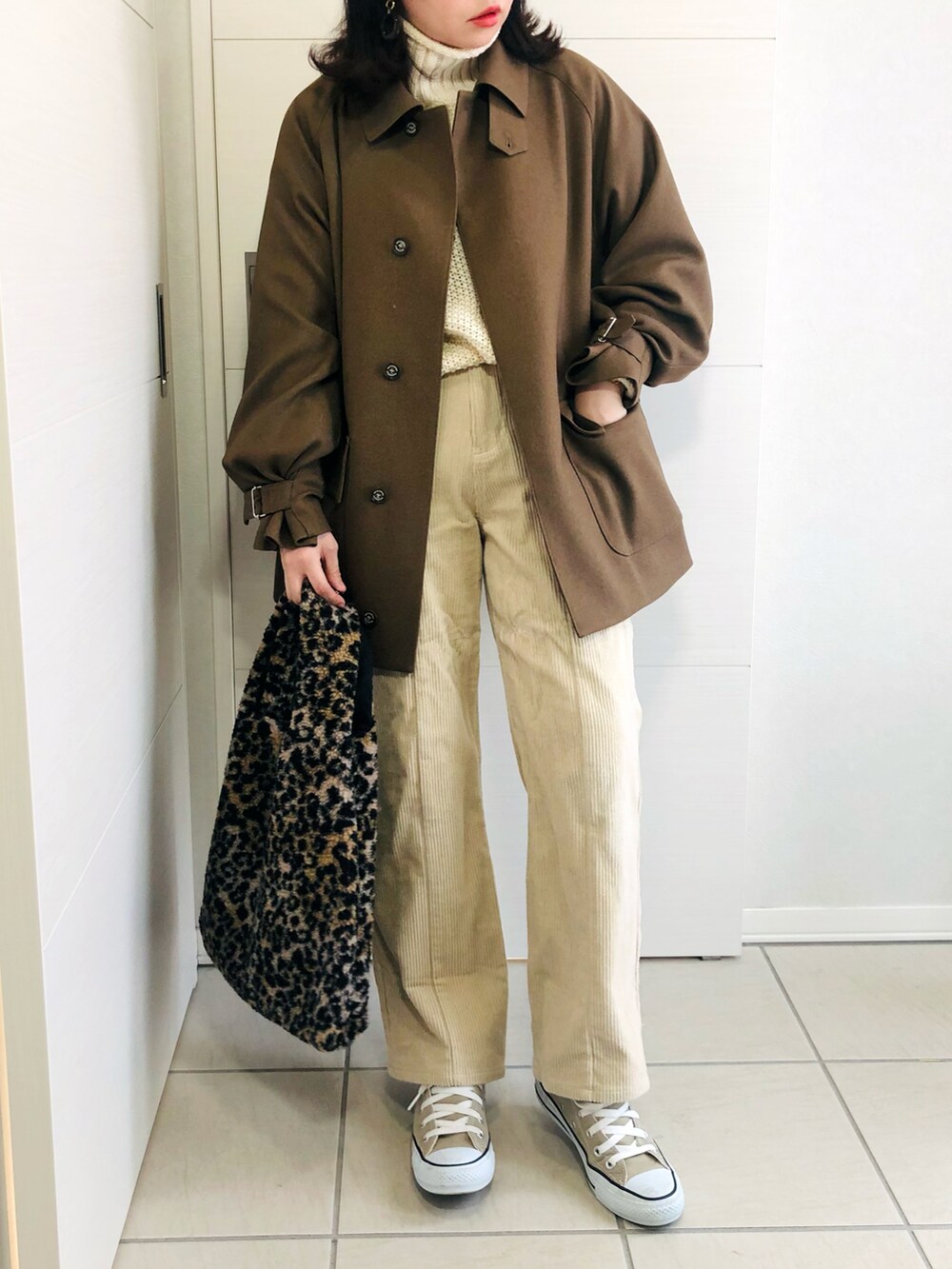 ベージュ系のブルゾン、ホワイト系のニット/セーター、ベージュ系のその他パンツを着用したレディースの冬コーディネートの2枚目の写真