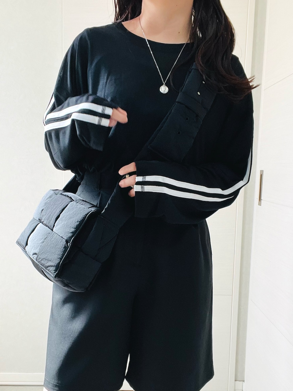 「オトナカジュアル、秋冬コーデ、シアートップス、ライン、ハーフパンツ、スニーカーブーツ、低身長女子、低身長、低身長コーデ、tiptop_pocket、tiptop、tipコーデ」｜「tiptopの【ZOZO限定カラーあり】アソートスラブシアートップス（Tシャツ/カットソー、ブラック系）」を使った、❁⃘asa❁⃘さん（レディース・150cm）の秋コーディネートの2枚目の写真