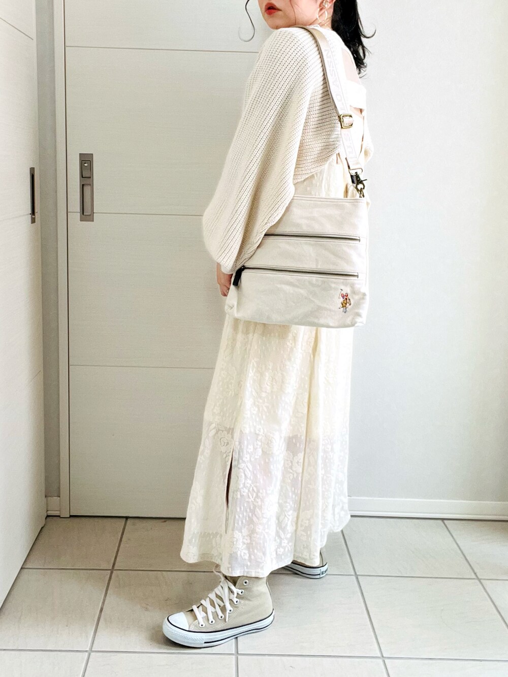 ホワイト系のショルダーバッグ、ホワイト系のカーディガン/ボレロ、ホワイト系のワンピースを着用したレディースの春コーディネートの3枚目の写真