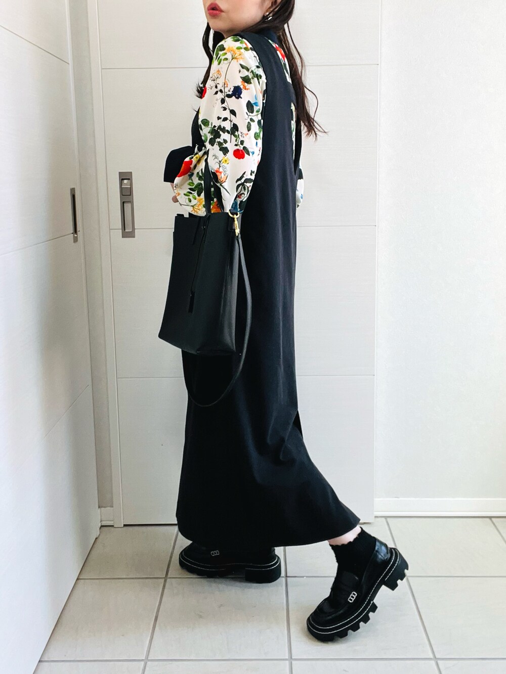 ホワイト系のシャツ/ブラウス、ブラック系のスカート、ブラック系のトートバッグを着用したレディースの秋コーディネートの5枚目の写真