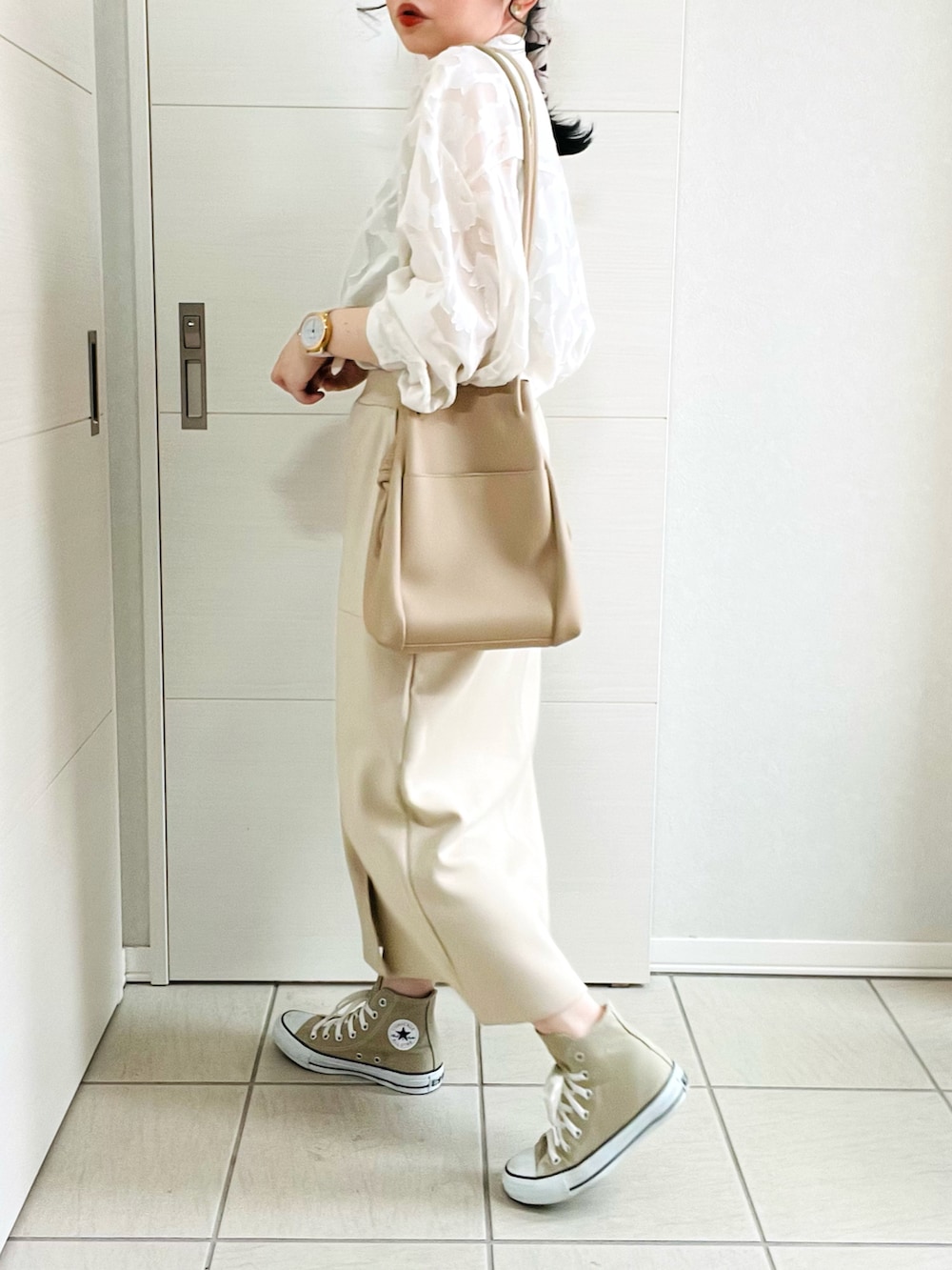 ホワイト系のシャツ/ブラウス、ベージュ系のセットアップ、ベージュ系のスニーカーを着用したレディースの春コーディネートの5枚目の写真