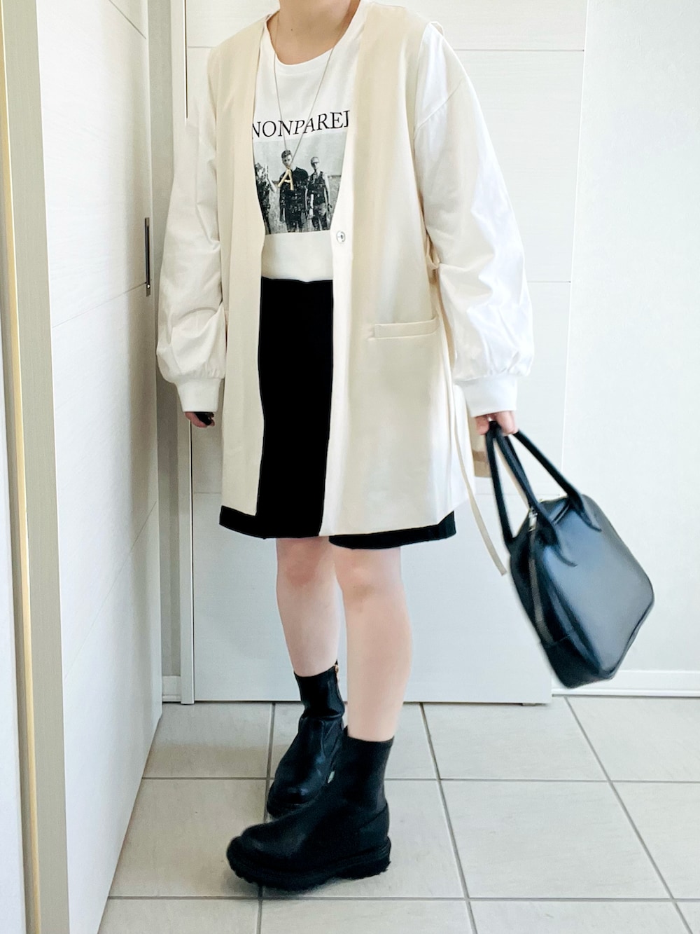 「大人カジュアル、モノトーン、モノトーンコーデ、パンツスタイル、オトナ女子、ベスト、ハーフパンツ、プリントT、ロンT、カジュアル、シンプルコーデ、低身長、低身長コーデ、低身長女子、春コーデ」|「apres jour mignonのアソートプリントロンT【ZOZOTOWN限定アイテム】(Tシャツ/カットソー、ホワイト系)」を使った、❁⃘asa❁⃘さん(レディース・150cm)の春コーディネートの3枚目の写真