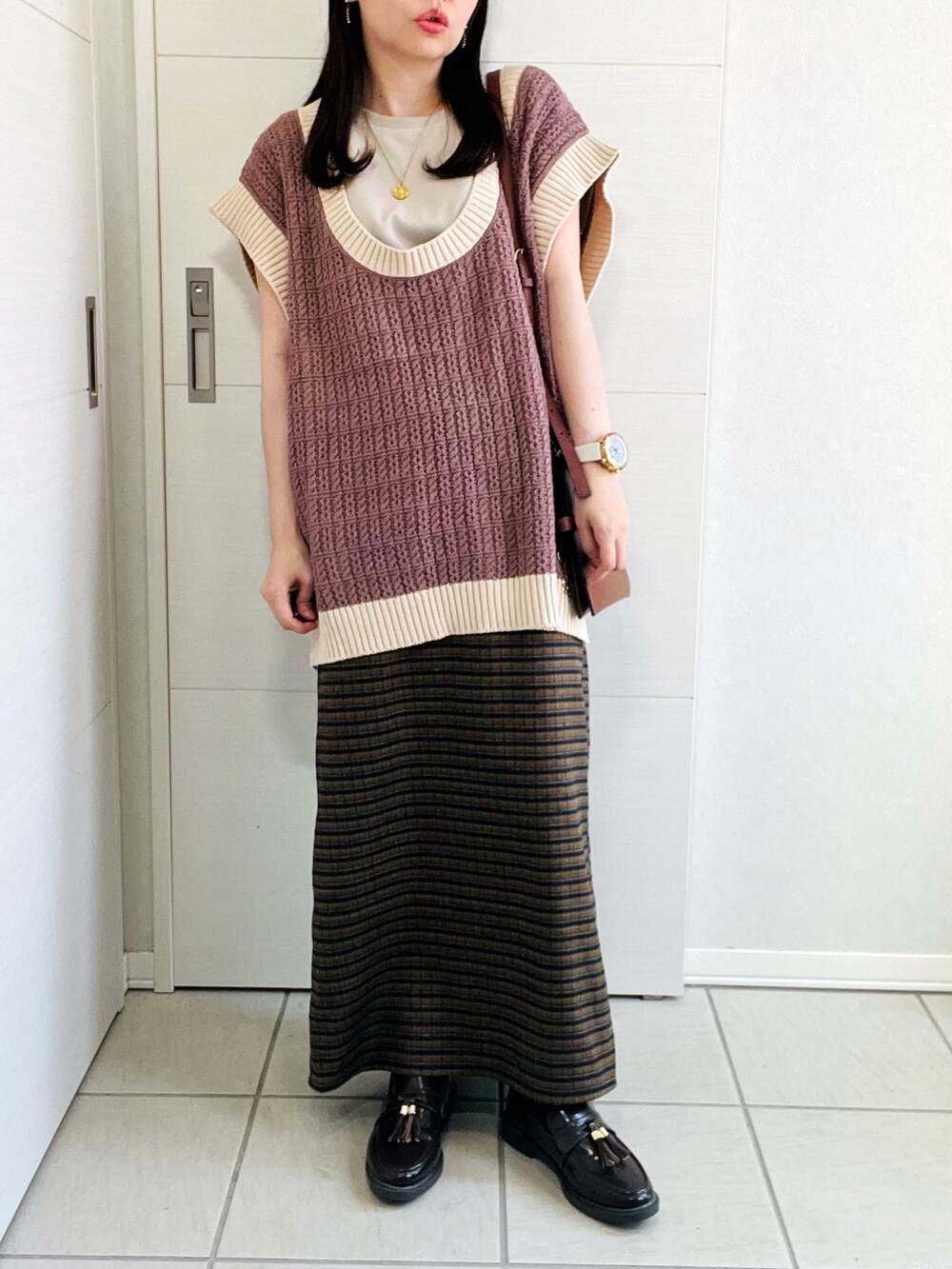 「オトナ女子、カジュアルコーデ、秋先取りコーデ、シンプルスタイル、秋服準備はじめました、休日スタイル、クリスプ、Crisp、Crispコーデ、crisp_style、低身長、低身長コーデ、低身長女子、オトナカワイイ、チェックスカート」｜「Crispのバイカラーオーバーニットベスト[c1R3343]（ベスト、ブラウン系）」を使った、❁⃘asa❁⃘さん（レディース・150cm）の夏コーディネートの4枚目の写真
