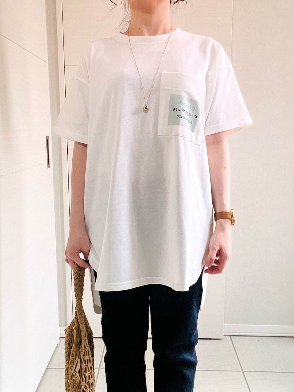 ホワイト系のTシャツ/カットソー、ブルー系のデニムパンツ、グリーン系のサンダルを着用したレディースの春コーディネートの2枚目の写真