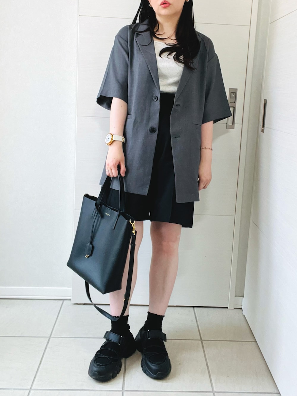 グレー系のテーラードジャケット、ブラック系のその他パンツ、ブラック系のサンダルを着用したレディースの夏コーディネートの2枚目の写真