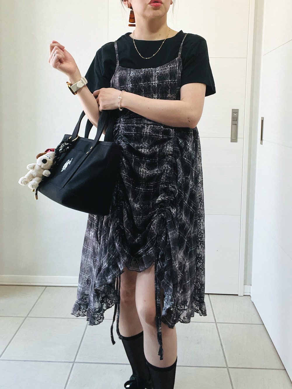 「夏ルックで気分アップ、シアートップス、キャミワンピ、tiptop_pocket、tipコーデ、スニーカー、ソックス、シアー、ブラック、チェック柄、低身長、低身長コーデ、低身長女子」｜「tiptopのレースドロストミニキャミワンピース（ワンピース、ブラック系）」を使った、❁⃘asa❁⃘さん（骨格ストレート・レディース・150cm）の夏コーディネートの2枚目の写真