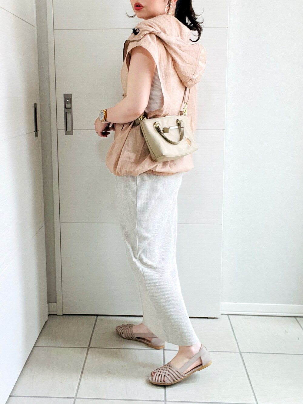 ベージュ系のシャツ/ブラウス、ベージュ系のスカート、グレー系のサンダルを着用したレディースの夏コーディネートの5枚目の写真