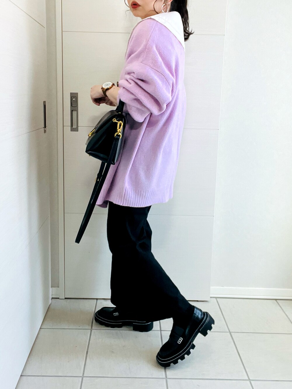 ホワイト系のシャツ/ブラウス、パープル系のカーディガン/ボレロ、ブラック系のその他パンツを着用したレディースの春コーディネートの4枚目の写真