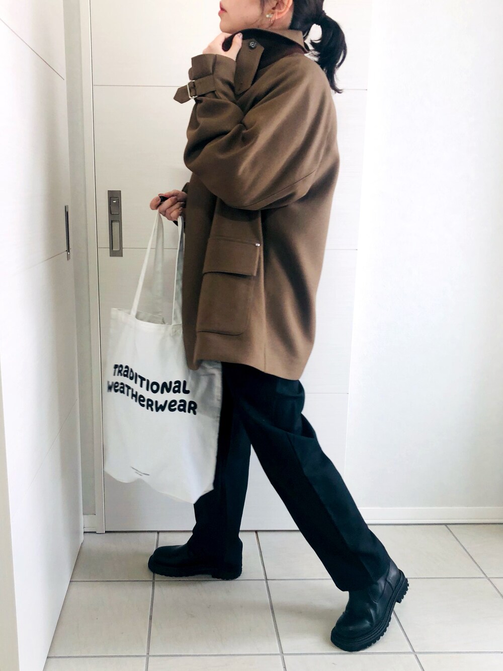 ベージュ系のブルゾン、ブラック系のTシャツ/カットソー、ブラック系のその他パンツを着用したレディースの冬コーディネートの3枚目の写真