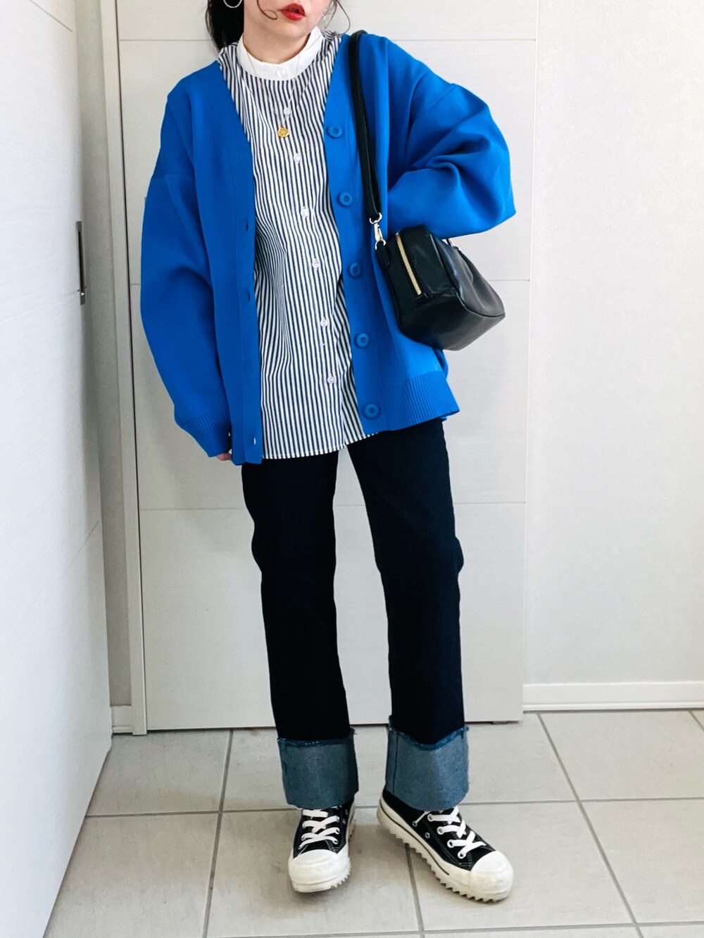 ブルー系のカーディガン/ボレロ、ブルー系のシャツ/ブラウス、ブルー系のデニムパンツを着用したレディースの冬コーディネートの2枚目の写真