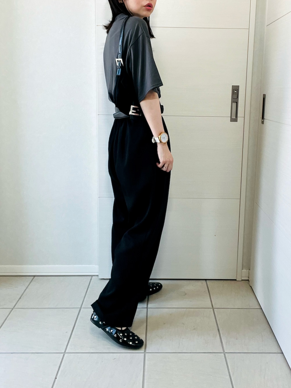 ブラック系のバレエシューズ、グレー系のTシャツ/カットソー、ブラック系のスラックスを着用したレディースの夏コーディネートの5枚目の写真