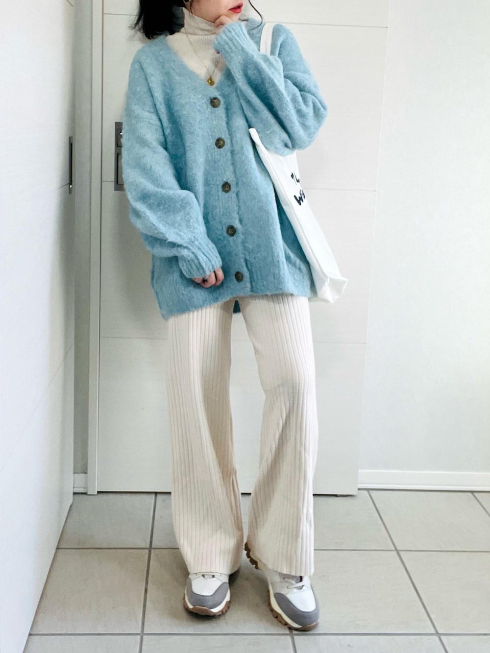 ブルー系のカーディガン/ボレロ、ホワイト系のニット/セーター、ホワイト系のその他パンツを着用したレディースの冬コーディネートの3枚目の写真
