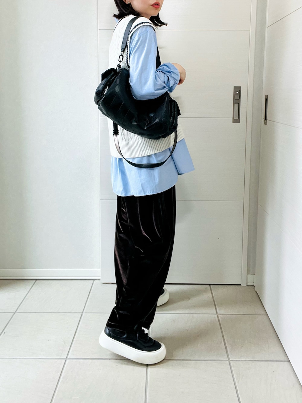 ブルー系のシャツ/ブラウス、ブラック系のスニーカー、ブラウン系のその他パンツを着用したレディースの秋コーディネートの5枚目の写真