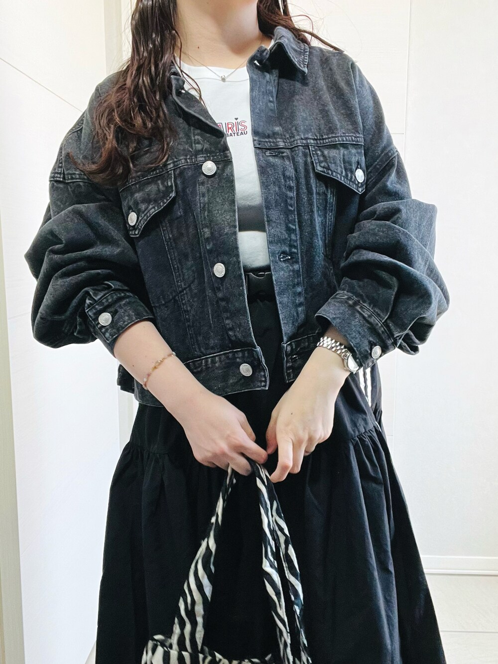 「休日スタイル、お出かけコーデ、カジュアルコーデ、デニムジャケット、春ファッション、スカート、ラインスカート、tiptop_pocket、tipコーデ、tiptop、ティップトップ、Tシャツ、低身長、低身長コーデ、低身長女子」｜「tiptopの[丈が選べる]デニムGジャン（デニムジャケット、ブラック系）」を使った、❁⃘asa❁⃘さん（レディース・150cm）の春コーディネートの2枚目の写真