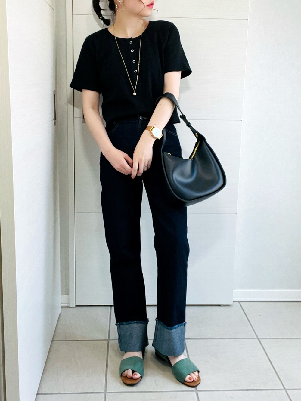 ブラック系のTシャツ/カットソー、ブルー系のデニムパンツ、グリーン系のサンダルを着用したレディースの夏コーディネートの3枚目の写真