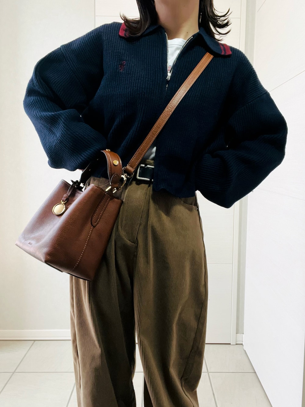 ブルー系のニット/セーター、ベージュ系のその他パンツ、ブラック系のブーツを着用したレディースの冬コーディネートの3枚目の写真