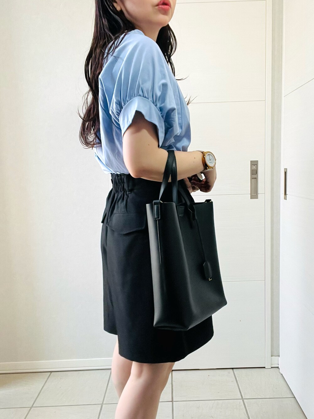 ブルー系のTシャツ/カットソー、ブラック系のその他パンツ、ブラック系のブーツを着用したレディースの夏コーディネートの3枚目の写真