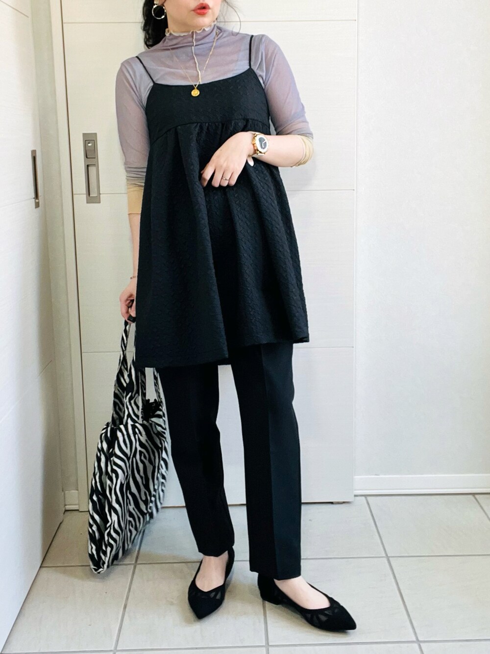 その他のTシャツ/カットソー、ブラック系のワンピース、ブラック系のその他パンツを着用したレディースの春コーディネートの4枚目の写真