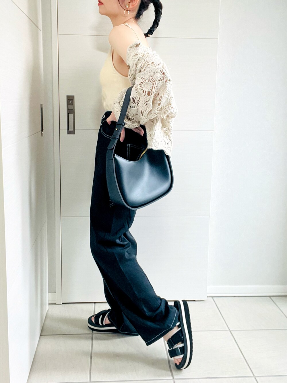 ホワイト系のキャミソール、ホワイト系のカーディガン/ボレロ、ブラック系のその他パンツを着用したレディースの夏コーディネートの3枚目の写真